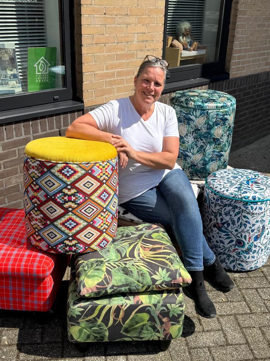 Ilona Koning met een collectie zelfgemaakte poefen voor het atelier